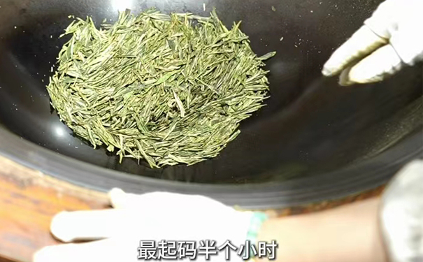 龙井茶炒制,时长把控 茶叶在锅中,需炒半小时