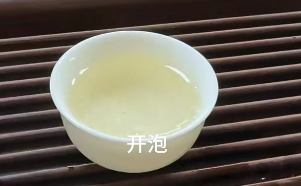 绿茶开泡,茶汤清澈 泡好的绿茶茶汤