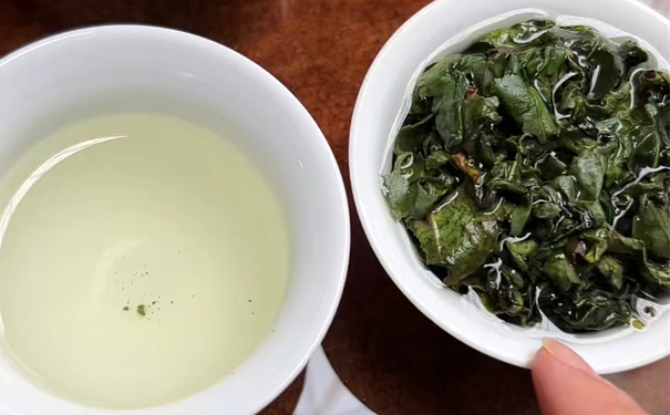铁观音茶叶冲泡后的茶汤与叶底展示 泡开的铁观音茶叶与茶汤