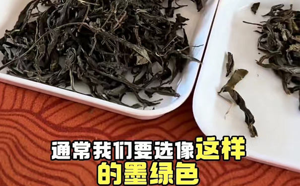 墨绿色普洱生茶干茶展示,优质干茶色泽油润墨绿 墨绿色普洱生茶干茶特写,干茶色泽油润墨绿,形态自然弯曲