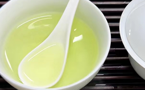 清香型安溪铁观音秋茶开汤品鉴——水香挂汤、兰香明显的金黄茶汤 安溪铁观音秋茶开汤后金黄透亮的茶汤