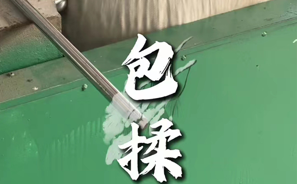 铁观音包揉,反复揉捻成蜻蜓头外形 茶叶包揉,手工或机械辅助塑形
