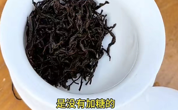 纯净无添加的龙井红茶干茶特写 未加糖的纯净龙井红茶干茶展示