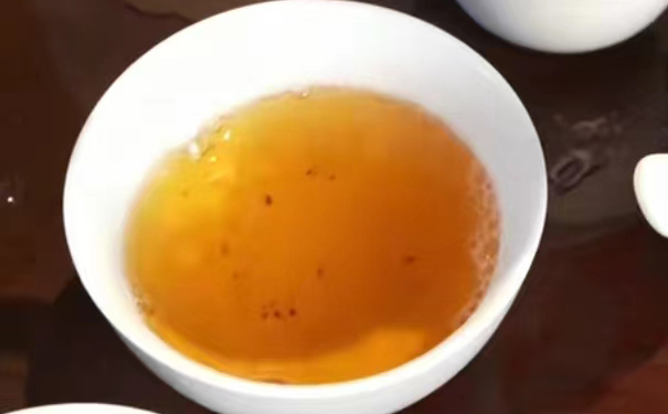正岩岩茶冲泡后叶底展示,均匀红镶边、柔软有弹性是鉴别正岩茶的重要直观特征 武夷岩茶盖碗冲泡与叶底红镶边特征